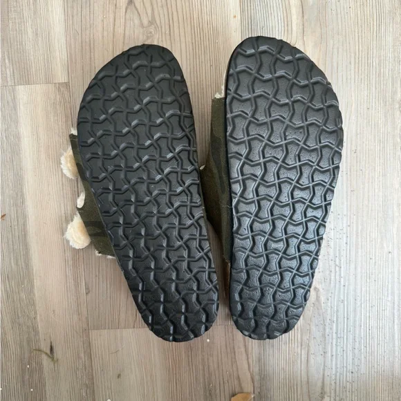 COPY - Cushioned women’s 8.5 camo fur sandals - Picture 2 of 3